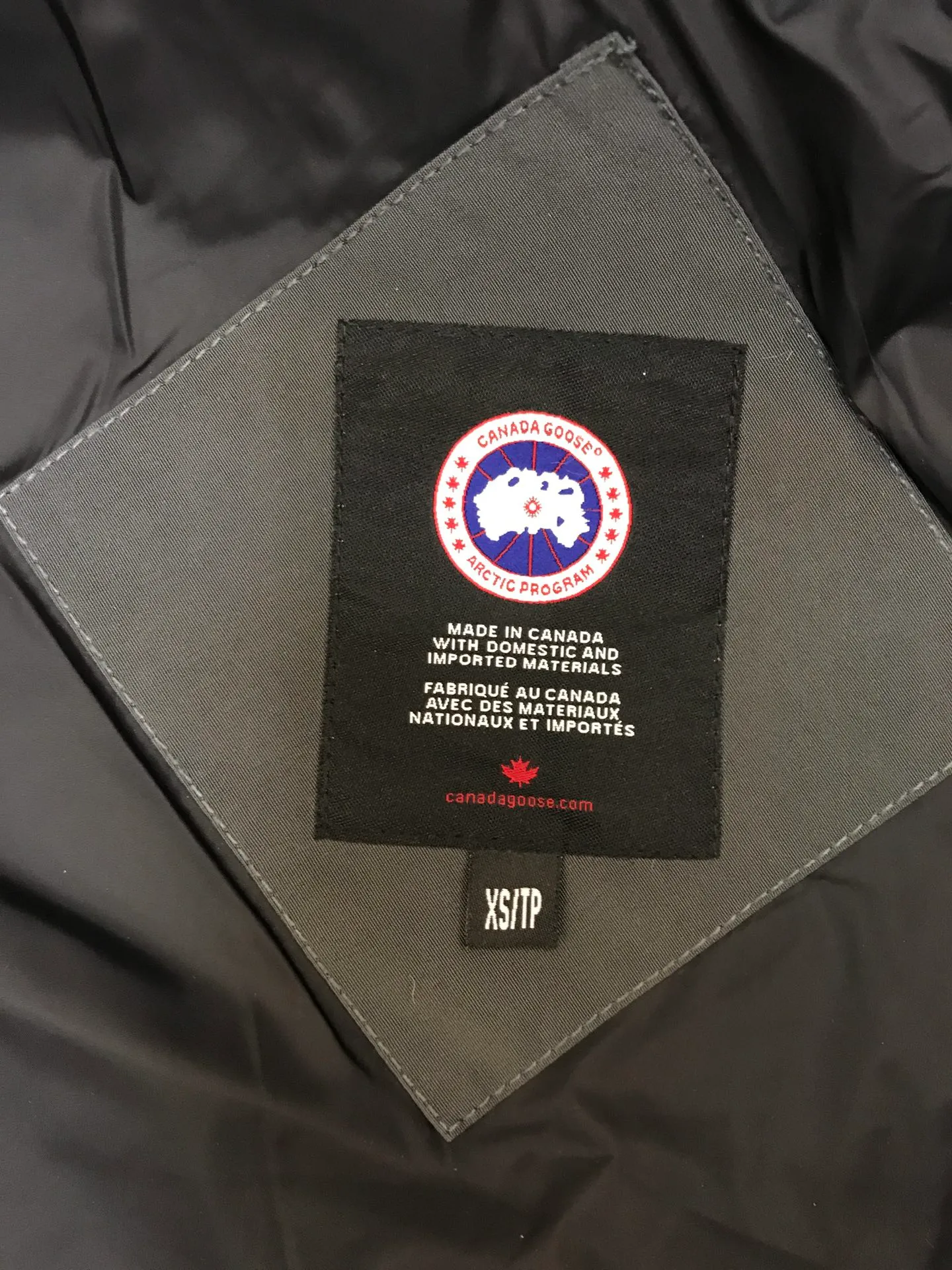 P640 Canada Goose MacMillan parka 17 styles for men and women, short style without fur collar, Arctic and Antarctic scientific expedition teams and others choose Canada Goose as their winter wear, the Rolls-Royce of down jackets. ➖ Industry-leading anti-counterfeiting chip sensing. ➖ Imported Behringer embroidery machines and customized embroidery labels, the highest level and industry leading. ➖ Imported Korean 21-count polyester-cotton blended original fabric, TC85 waterproof coated fabric, water-repellent, windproof and wear-resistant. ➖ The new national standard 80 white duck down is filled with an average of 520 grams of down. The amount of down filled is industry-leading. ➖ 100% nylon lining with double double-layer sealing design to prevent velvet running, and seamless thread design on the cuffs! ➖ Western Canadian Green Wolf Collar. ➖ Yoshida YKK provides original factory-customized electroplated sliders. YKK two-way lockable zippers are tight and smooth and do not peel off paint. ➖ 3M composite Velcro is durable and the accessories and hardware are all custom-made. Note: Our copywriting is only simple and clear. Instead of bragging about the copywriting, it is better to compare and understand with samples. Only for the purest goose, the most dedicated, the most professional, the highest quality, the highest cost performance! Color: green gray red off-white navy black SIZE: S-XXL [with size chart]